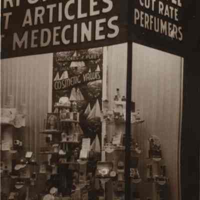 A photo of Carroll's Cutrate store.