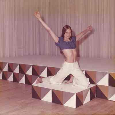 Gale Cowley contestant #7 going through her talent routine