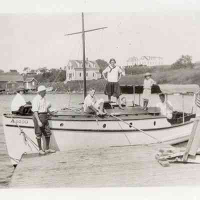 Susan Chandler, Algernon Chandler, Charlotte Chandler, Robert Thompson and unidentified people