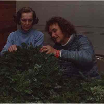 A photo view of wreath making. 11/5/1987.