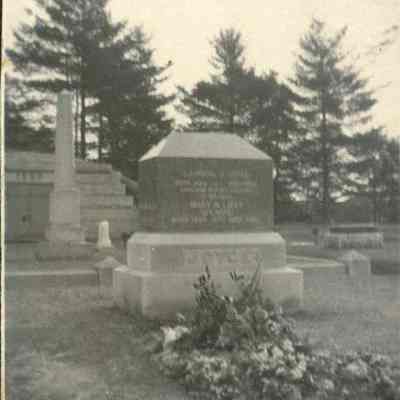 A photo of Daniel's's grave. It is next to mothers. 1/26/1908.