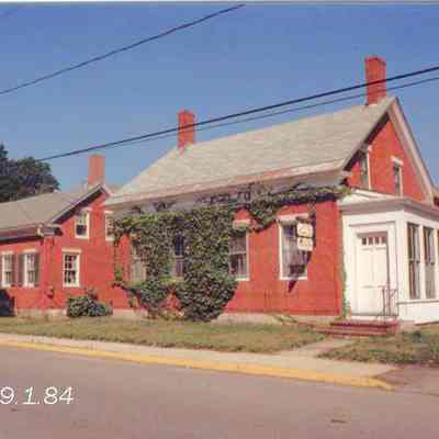 A photo of an unidentified house on Lincoln St.