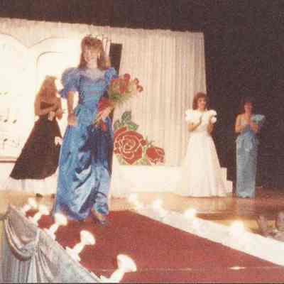 Lisa Kelly walking down the ramp.