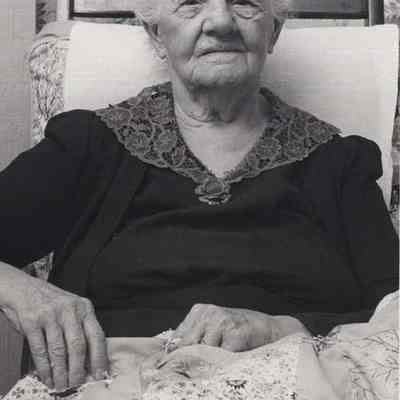 A photo view of Mrs. Carrie Little.
