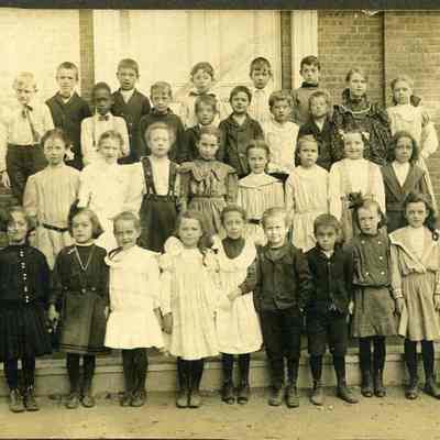 A photo of a school class. 1905.