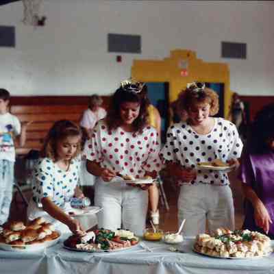 Robin Moody in the chow line.