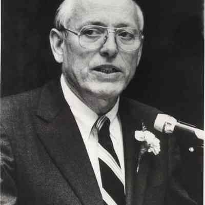 A photo view of Dr. Edward C. Andrews Jr. 5/16/1986.