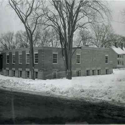 A photo of the side and back of the Town Hall.