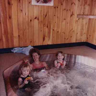 A photo view of Heaven on Earth Hot Tubs. 1/7/1991.