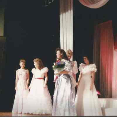 Lisa Kelly ready to crown the 1989 Brunswick Teen Queen Autumn Ison.