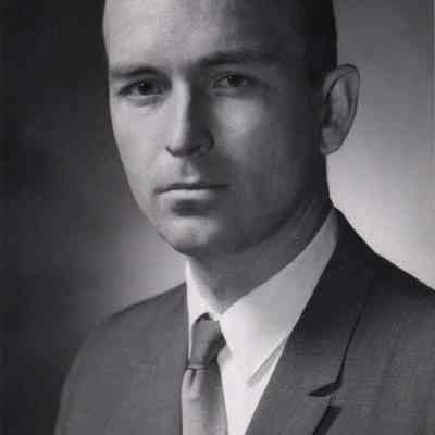 A photo view of Lee Carroll.