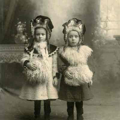 A photo of Yvonne and Marie Anna Labbe.
