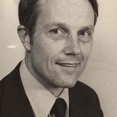 A photo view of Robert Thompson.