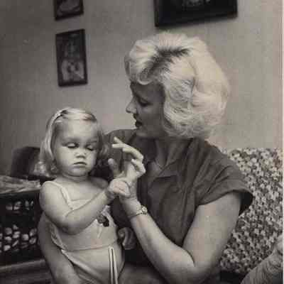 A photo view of Deborah and Sarah Yearty. 8/24/1981.