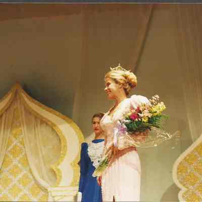 Lisa Kelly back to the stage.