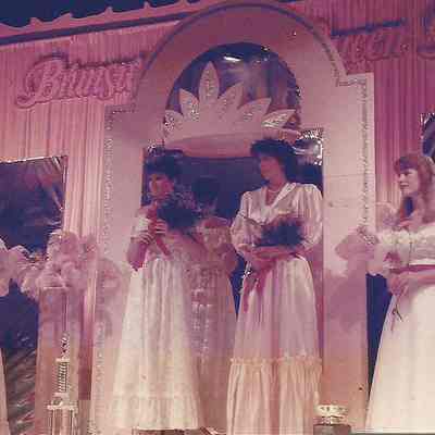 A color photograph of the two Queens .