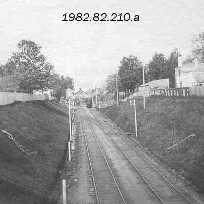 A photo of railroad tracks.