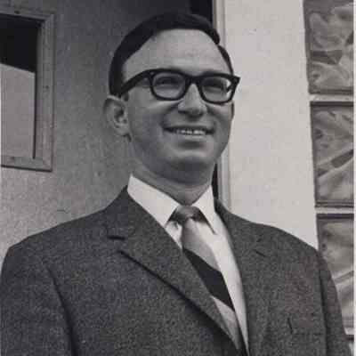 A photo view of Herbert Ismaur.