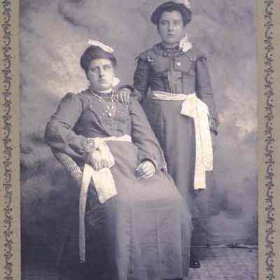 A photo of Iona and Lela Tibbetts.