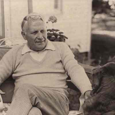 A photo view of Everett Pope.