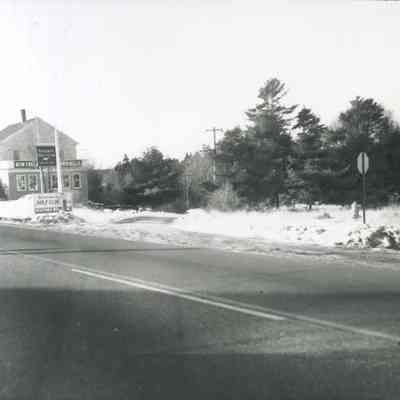 A photo of Golf Links Road.