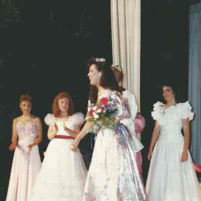 1989 Teen Queen Autumn Ison starting her walk.
