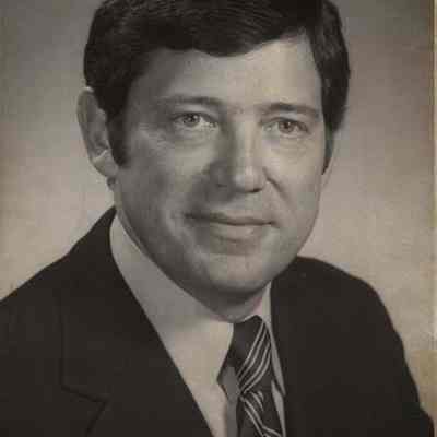 A photo view of Carl Bradford.