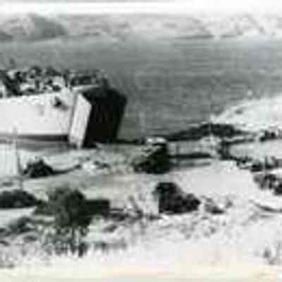 USS Tallahatchie County Unloading
