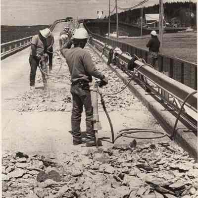 A photo view of Me. Dept. of Transportation crew. 5/6/1992.