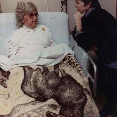 A photo view of two women. 12/04/1989.