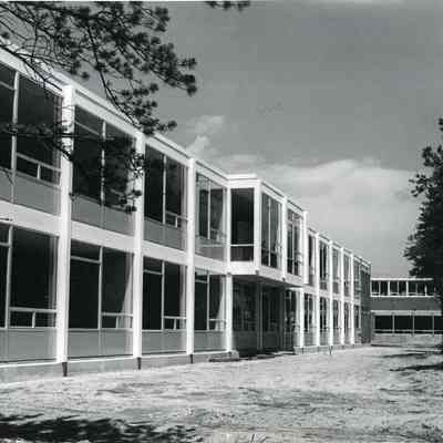 A photo of the Brunswick Junior High School.