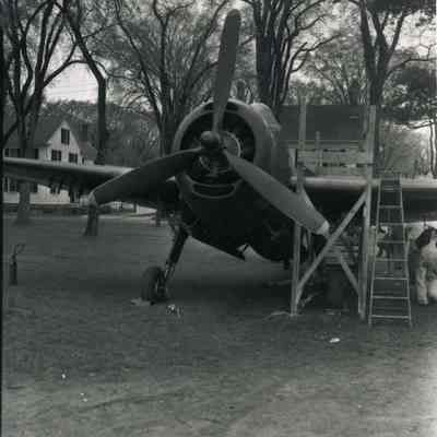 A photo of an airplane on the Mall.
