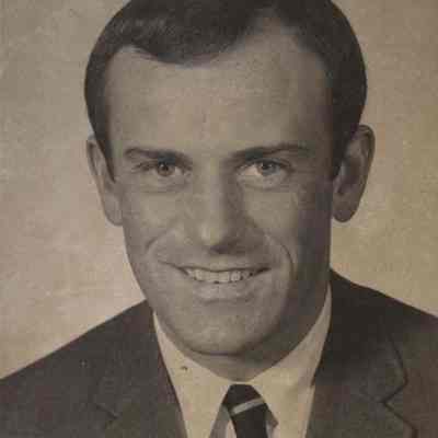 A photo view of Richard W. Moll.
