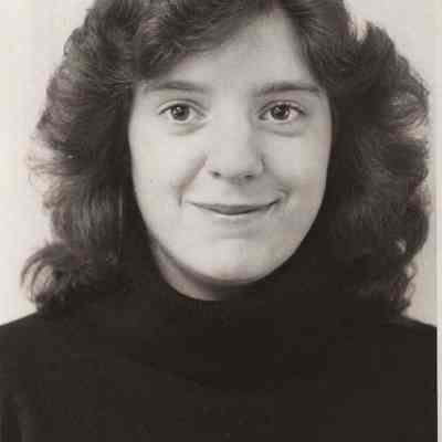 A photo view of Diana Henton.