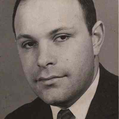 A photo view of Daniel Levine.