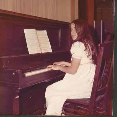 Contestant #2 Tami Gustafson has chosen to play on the piano