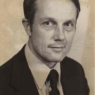 A photo view of Robert Thompson.