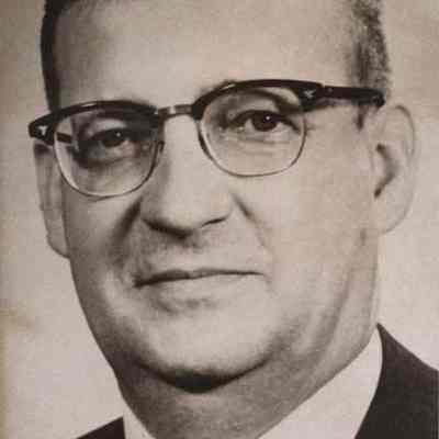 A photo view of E. Leroy Knight.