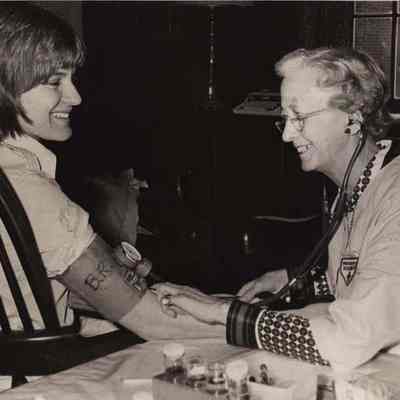 A photo view of a blood donor and a volunteer.