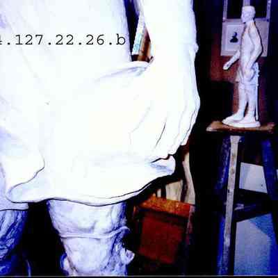 A color photo of the JLC statue showing the hand holding the hat.