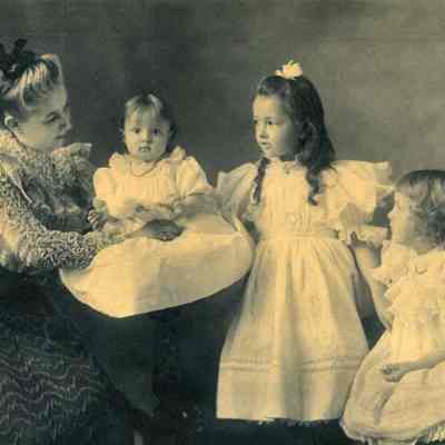 Grace Chamberlain Allen with her 3 daughters.