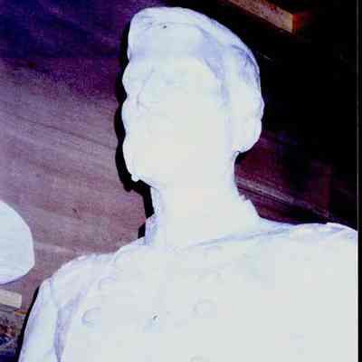 A color photo of the JLC statue showing the upper 1/3, front view.