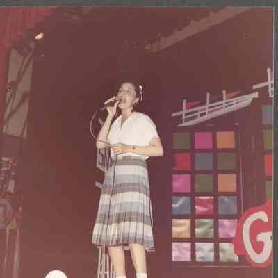Phyllis Gaudreau singing.