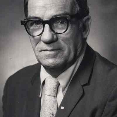 A photo view of Lester Hughes.