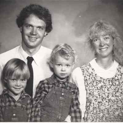 Tim Howe, Lyn Howe, [unknown] sons
