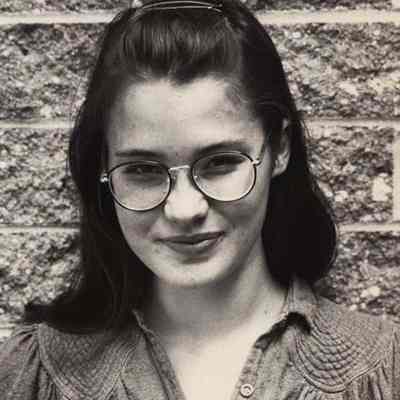 A photo view of Laura Horan.