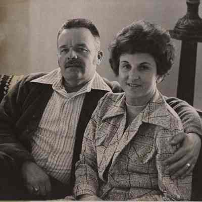 A photo view of Robert & Vivian Wixom.