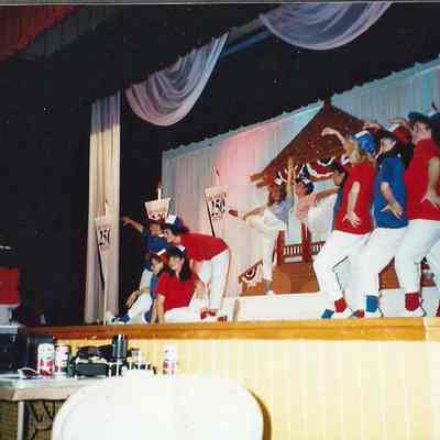 the contestants plus Laurie and Lisa Kelly.