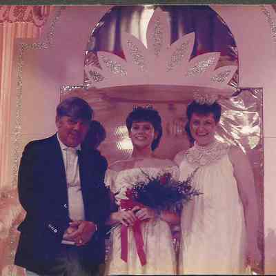 A color photograph of 1985 Brunswick Teen Queen Elizabeth Wentworth with her parents.