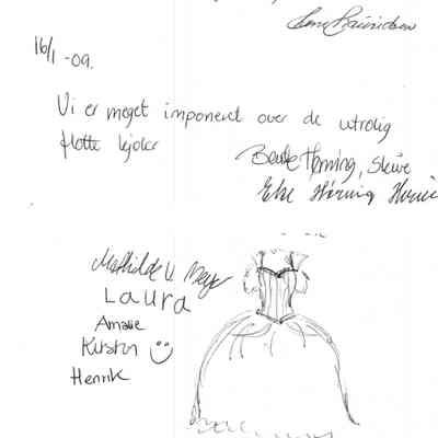 Et lille tekst stykke over kjolen mangler: 17/1 Vi har glædet os meget til at se dette^^. og nederst: Marie.